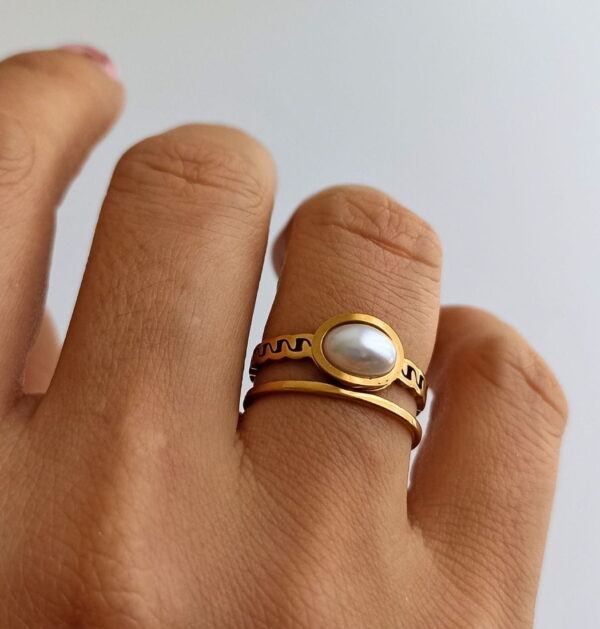 29 Anillo Perla Discreta